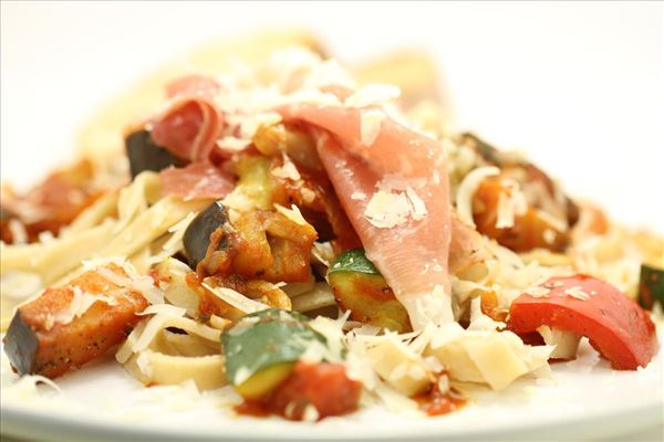 Pasta med parmaskinke og ratatouille