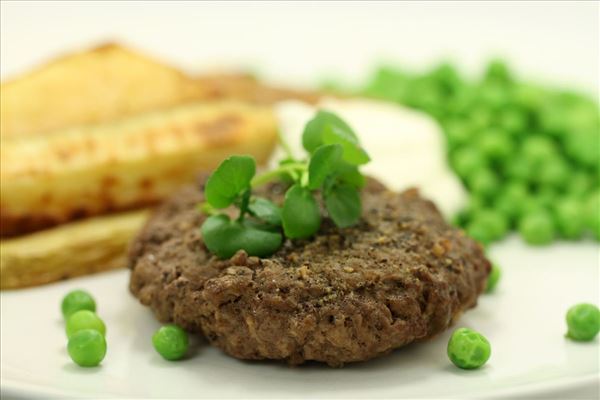 Bøf med ærter og hjemmelavede pomfritter