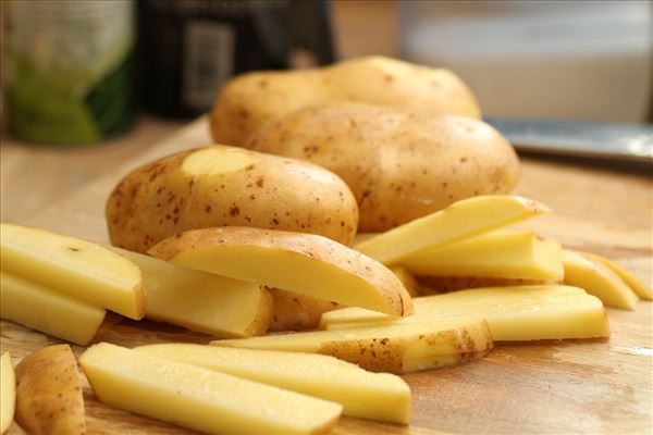 Bøf med ærter og hjemmelavede pomfritter