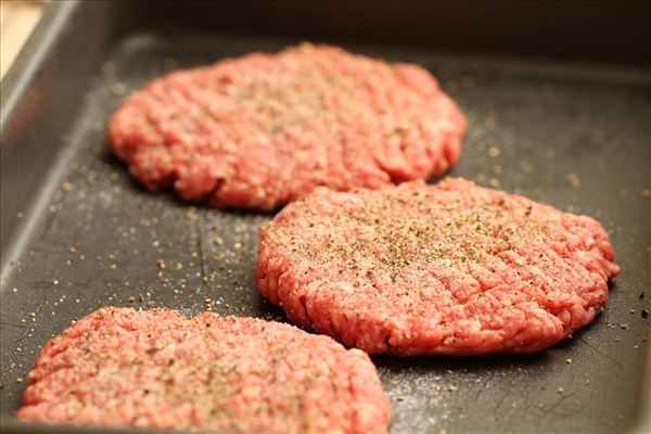 Bøf med ærter og hjemmelavede pomfritter