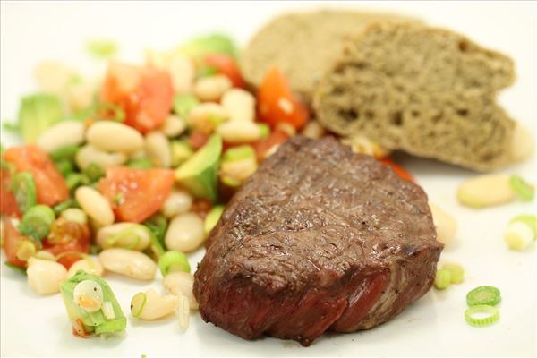 Grillede mørbradbøffer med bønnesalat