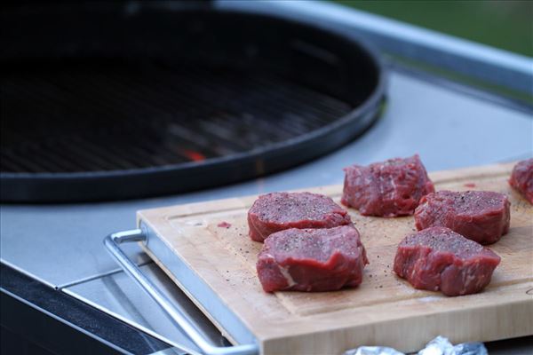 Grillede mørbradbøffer med bønnesalat