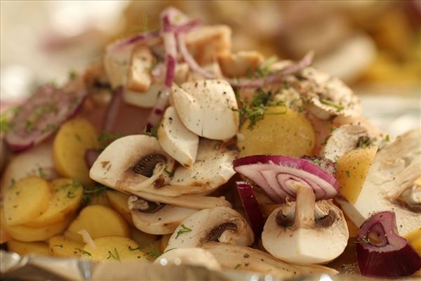 Fisk i folie med champignon og kartofler