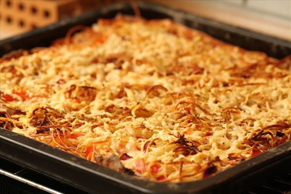 Pizza med spaghetti og pastrami