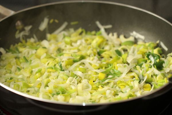 Pasta-æggekage med skinke