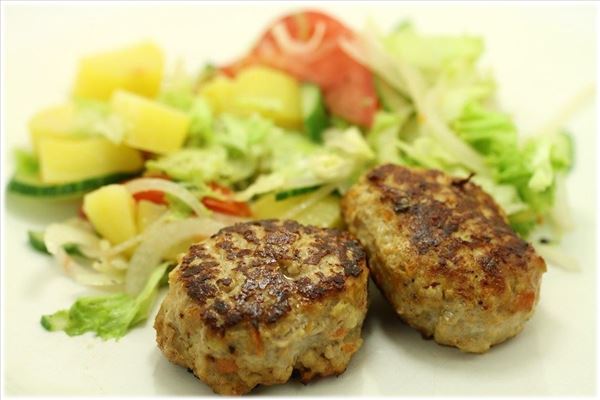 Gulerodsfrikadeller med kold kartoffelsalat