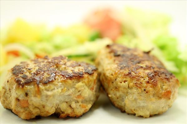 Gulerodsfrikadeller med kold kartoffelsalat