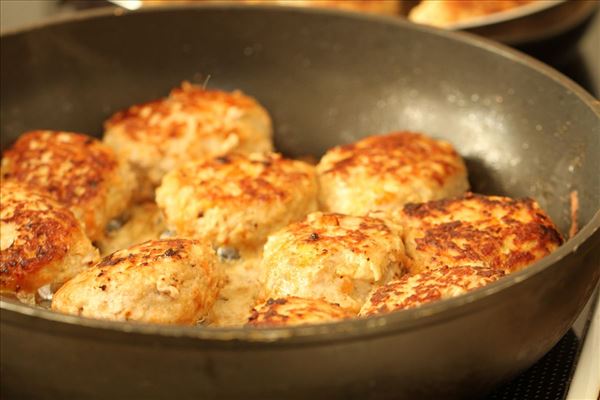 Gulerodsfrikadeller med kold kartoffelsalat