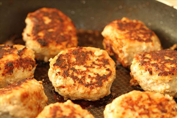 Gulerodsfrikadeller med kold kartoffelsalat