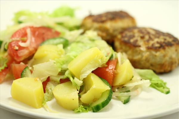 Gulerodsfrikadeller med kold kartoffelsalat