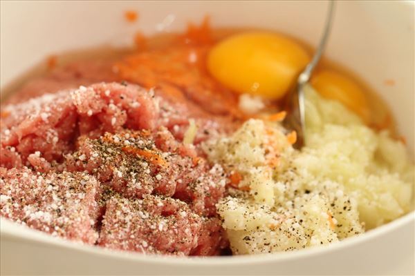 Gulerodsfrikadeller med kold kartoffelsalat