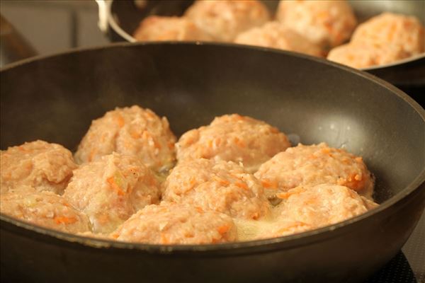 Gulerodsfrikadeller med kold kartoffelsalat