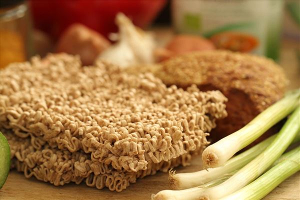 Stegte karrynudler med grøntsager og groft brød