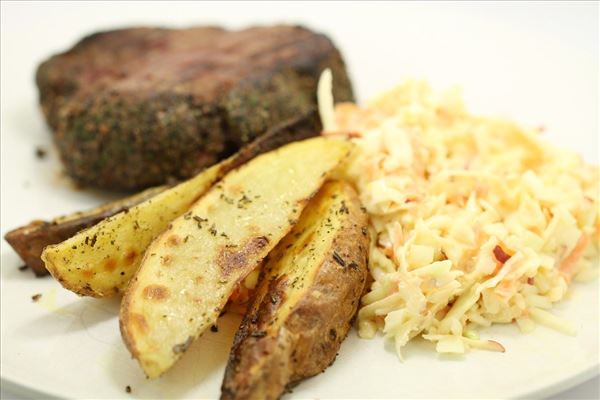 Oksesteaks med coleslaw og stegte kartofler