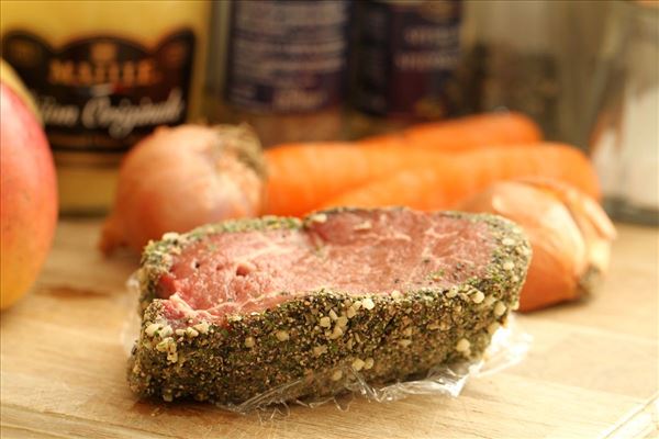 Oksesteaks med coleslaw og stegte kartofler