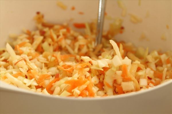 Oksesteaks med coleslaw og stegte kartofler