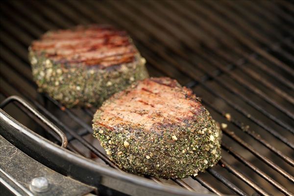 Oksesteaks med coleslaw og stegte kartofler