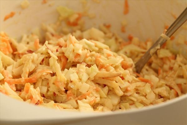 Oksesteaks med coleslaw og stegte kartofler