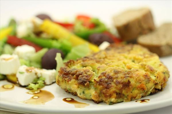 Courgette/gulerod bøffer med peberfrugtsalat