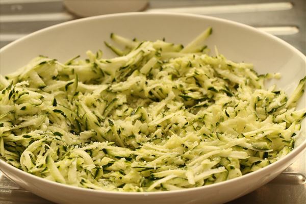 Courgette/gulerod bøffer med peberfrugtsalat