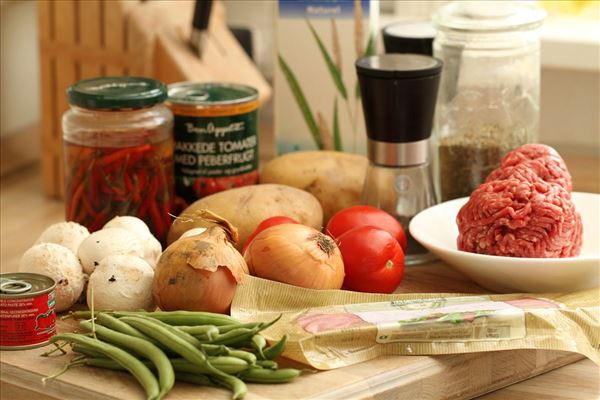 Tomatfad med hakket oksekød og kartofler