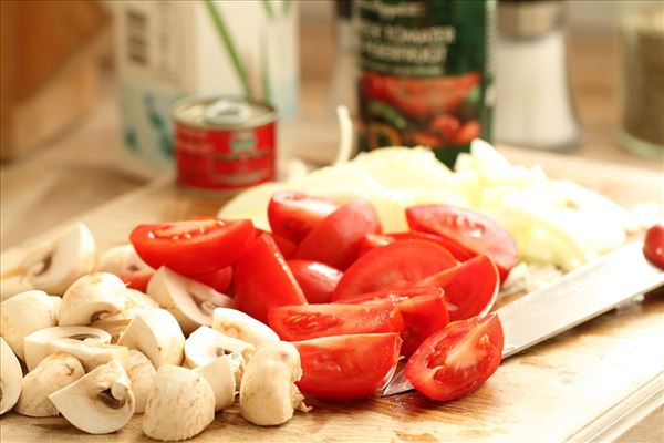 Tomatfad med hakket oksekød og kartofler