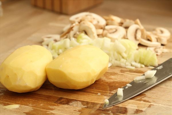 Kartoffeltærte med svampe og spinat