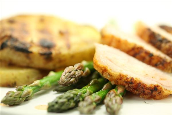 Grillet skinkesteg med asparges og kartofler