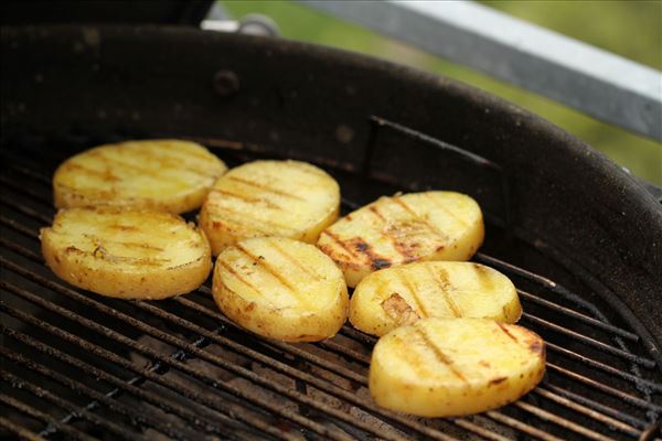 hjælpemotor Så hurtigt som en flash bestemt Grillet skinkesteg med asparges og kartofler - Madopskrifter.nu