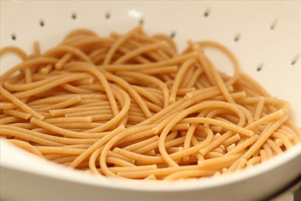 Pasta med kalkun, grøntsager og pinjekerner