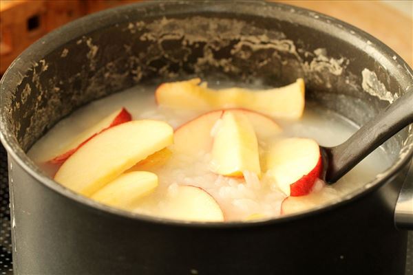 Vandrisgrød med æbler og sukker