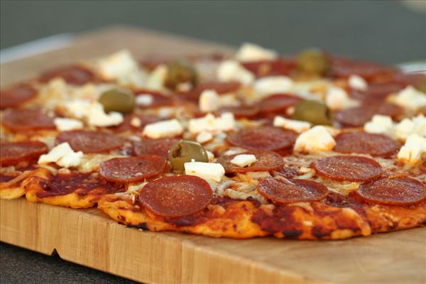 Pizza med pepperoni, feta og oliven (grill)