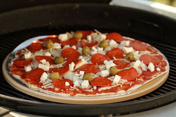 Pizza med pepperoni, feta og oliven (grill)