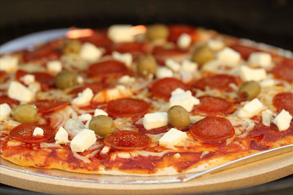 Pizza med pepperoni, feta og oliven (grill)