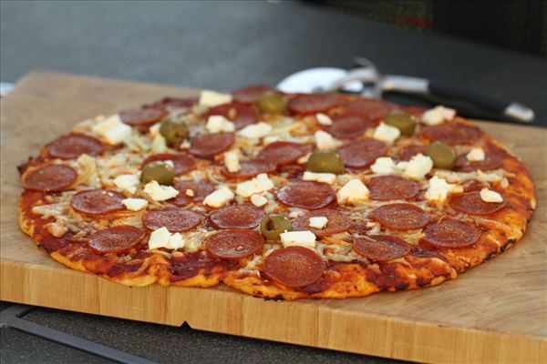 Pizza med pepperoni, feta og oliven (grill)