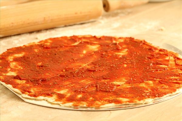 Pizza med pepperoni, feta og oliven (grill)