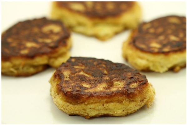 Kartoffelfrikadeller med løg og æg