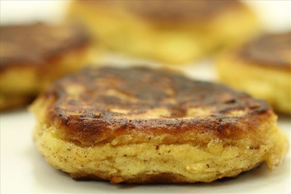 Kartoffelfrikadeller med løg og æg