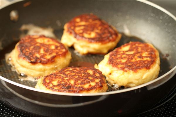 Kartoffelfrikadeller med løg og æg