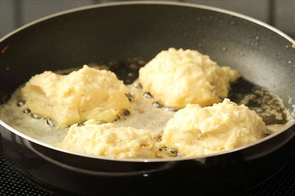Kartoffelfrikadeller med løg og æg
