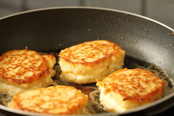 Kartoffelfrikadeller med løg og æg