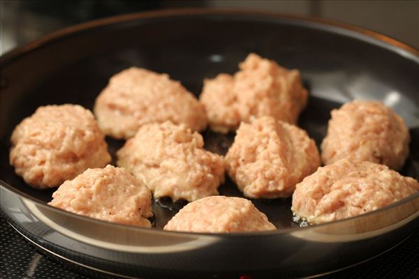 Kalkunfrikadeller med chili og nye kartofler