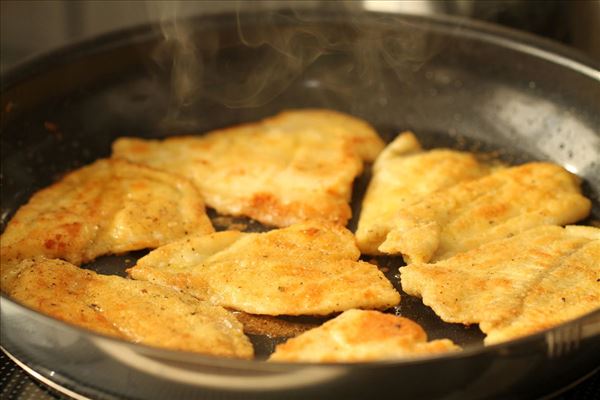 Stegte rødspætter med tomatkompot