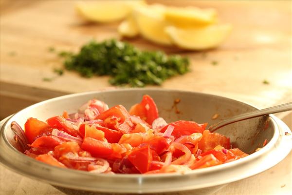 Stegte rødspætter med tomatkompot