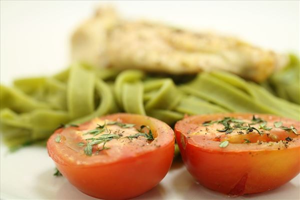 Grillet kyllingebryst med tomat og frisk pasta