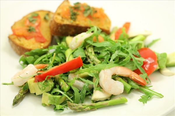 Salat med tigerrejer og tomatbrød