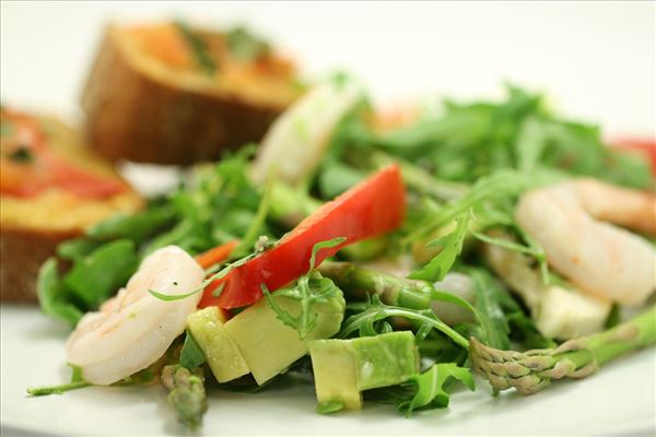 Salat med tigerrejer og tomatbrød