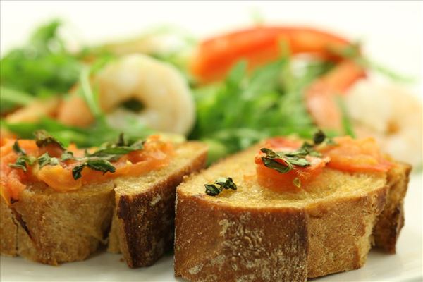 Salat med tigerrejer og tomatbrød