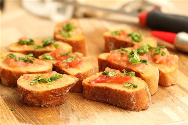 Salat med tigerrejer og tomatbrød