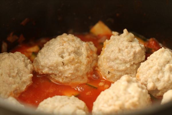 Kødboller i hjemmelavet tomatsauce med pasta